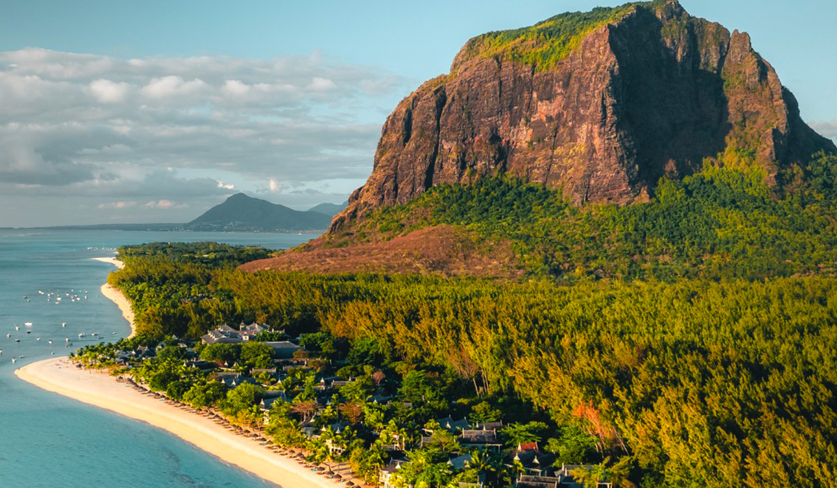 St. Regis Le Morne Resort, Mauritius célèbre un triplé historique aux World Luxury Hotel Awards 2025